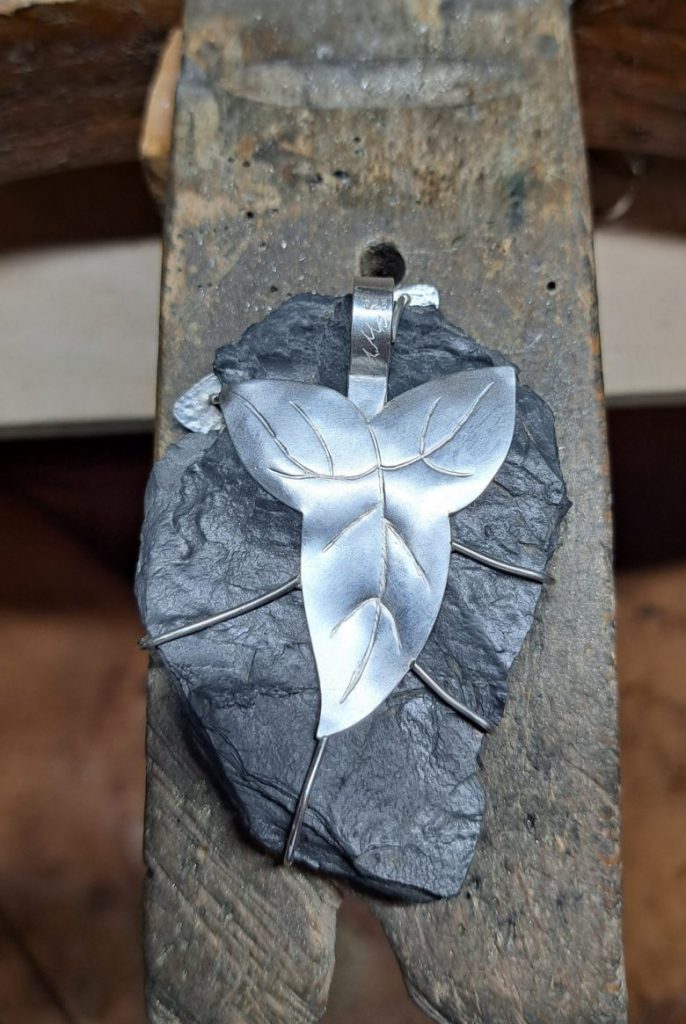 Artisans_buddies_challenge Herstellung 10: fertiger Anhänger Rückseite